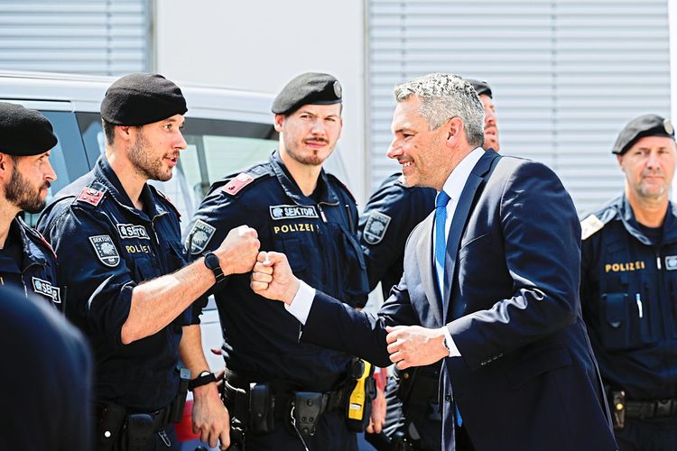Bundeskanzler Nehammer mit Polizisten.