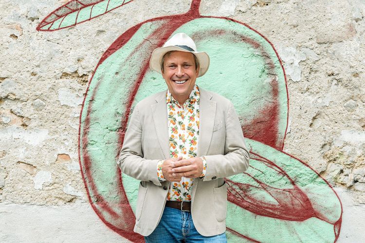 Staud's-Chef Stefan Schauer steht vor einer bemalten Mauer