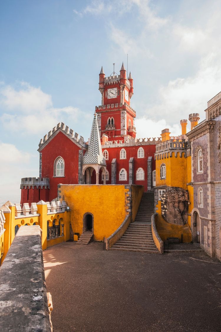 Direkt am Fuße des gleichnamigen Gebirges gelegen, erinnert die Stadt Sintra mit ihren farbenfrohen Palästen und Schlössern an eine Märchenlandschaft. Darunter ist das berühmte Schloss Palácio Nacional da Pena, von dem aus Besucherinnen und Besucher eine atemberaubende Sicht auf das Meer genießen. Wer hier kein passendes Fotomotiv findet, macht etwas falsch.