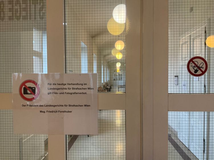 Brandschutztür im Landesgericht Wien, auf der ein Rauchverbotaufkleber zu sehen ist und ein Anschlag, wonach bei der heutigen Verhandlung Film- und Fotoaufnahmen verboten sind.