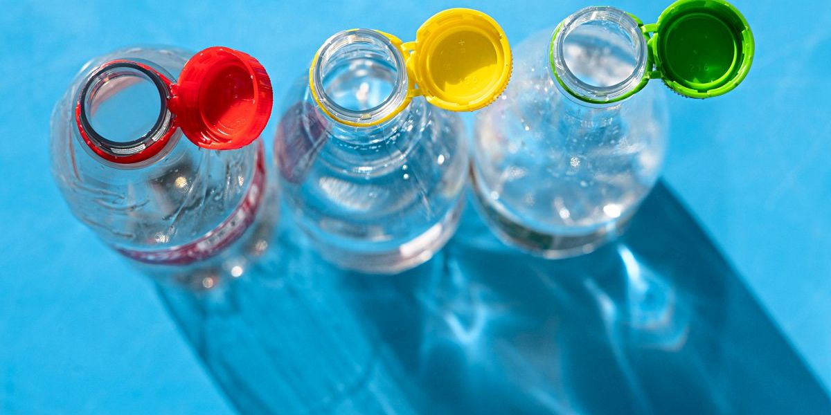 Nicht nur nervig: Warum die angehängten Deckel an Plastikflaschen Sinn ergeben