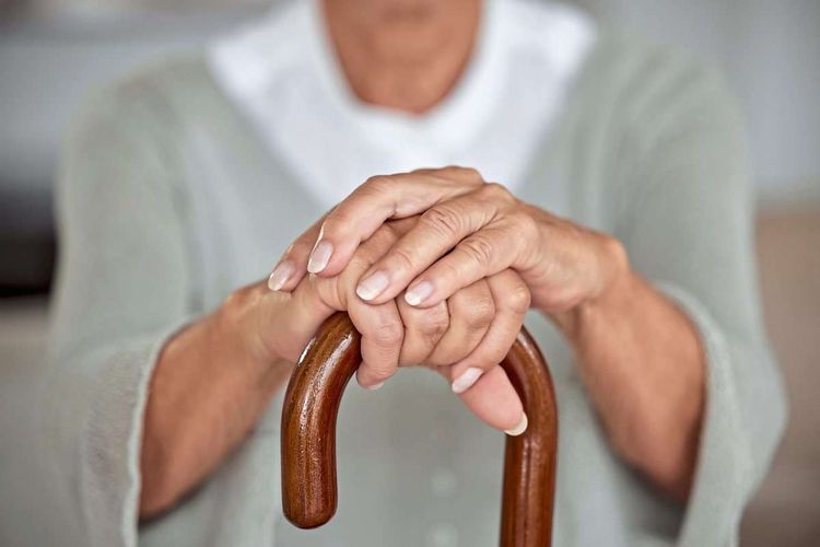 Symbolfoto mit den Händen einer älteren Dame