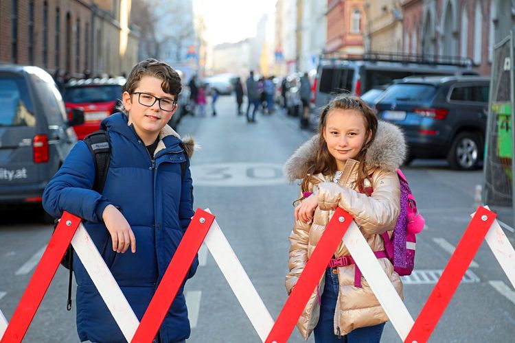 Zwei Kinder auf einer gesperrten Straße