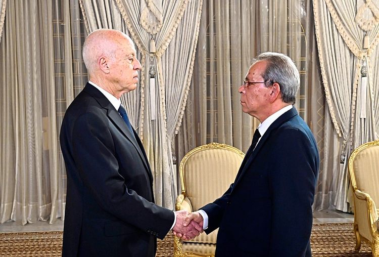 Der neue tunesische Premiermnister Ahmed Hachani (R) und Tunesiens Präsident Kais Saied (L)