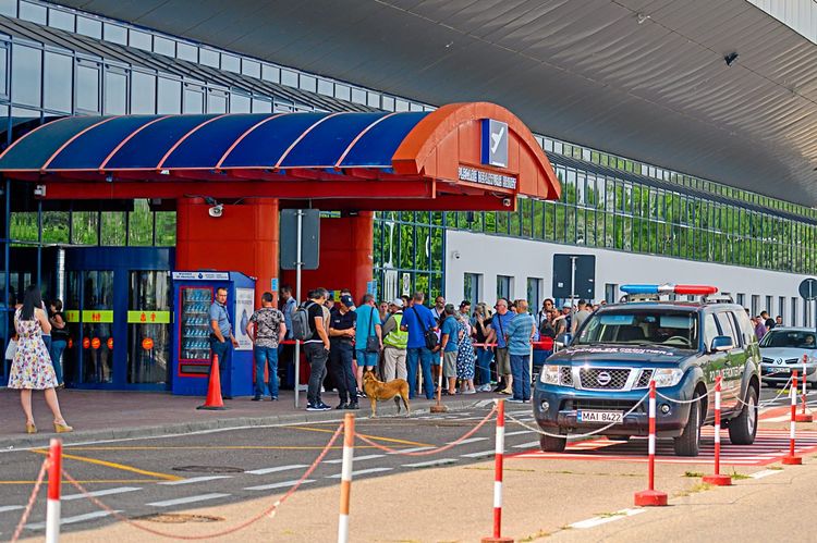 Einsatzkräfte und ein Spürhund vor dem Flughafen in Chisinau.