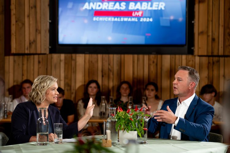 SPÖ-Chef Andreas Babler (rechts) bei Corinna Milborn im 