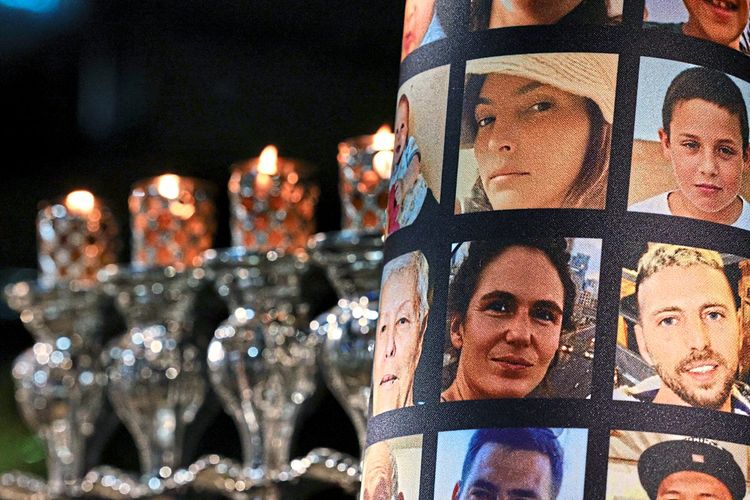 Bilder von weiterhin gefangen gehaltenen Geiseln bei einer Gedenkveranstaltung in Tel Aviv.