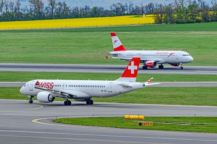 Ein Airbus A220-300 der Swiss und ein AUA- Airbus A320 in Schwechat