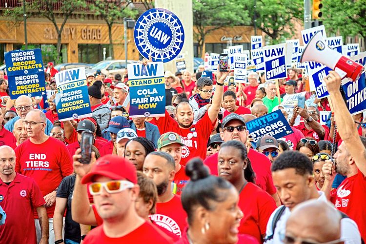 Mitglieder der United Auto Workers (UAW) versammelten sich und marschierten dann am Hauptsitz von General Motors vorbei, um den Streik der UAW gegen Ford, Stellantis und GM zu unterstützen.