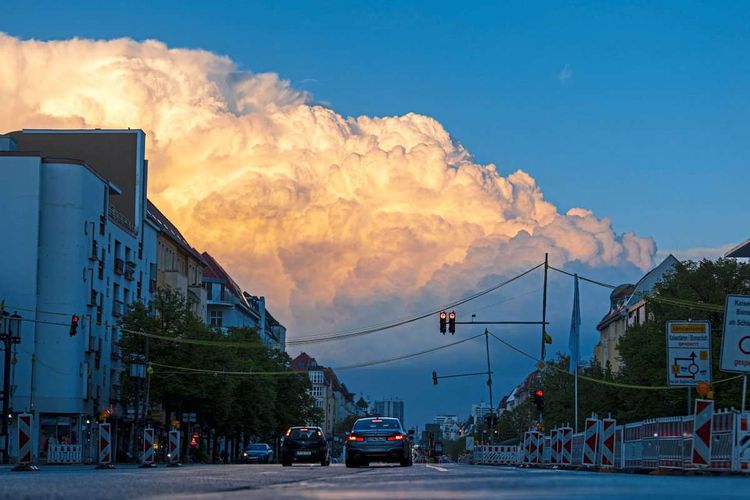 Riesige Wolken über Berlin.
