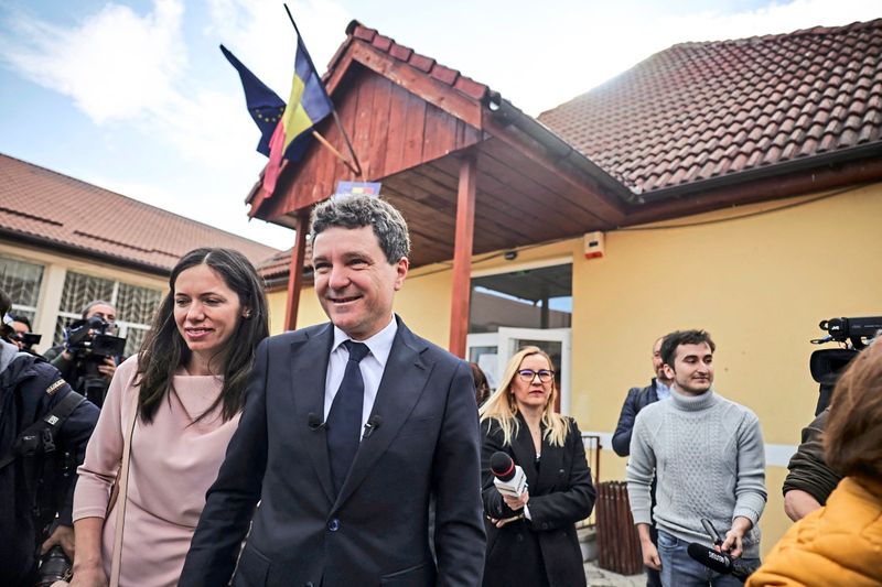 Rumänien: Stichwahl zwischen Rechtspopulist Simion und liberalen Dan begonnen
