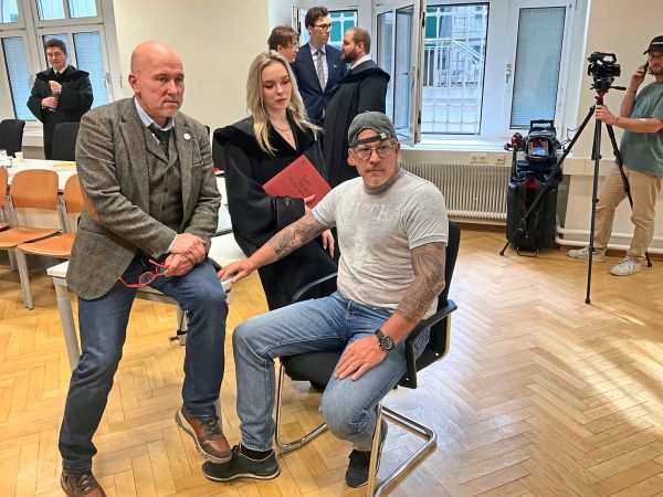 Jus-Studierende-lernen-mit-Swingerclubs-und-angeklagten-Verteidigern