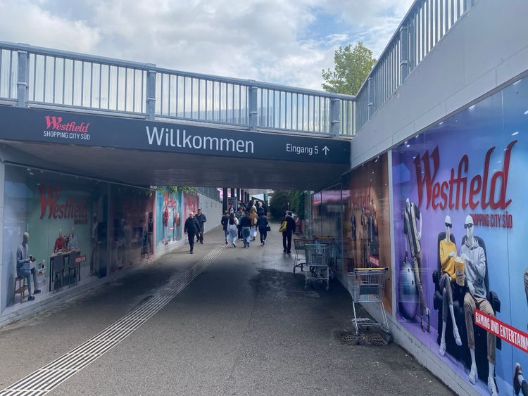 Die Unterführung auf dem Weg von der Badner-Bahn in die SCS