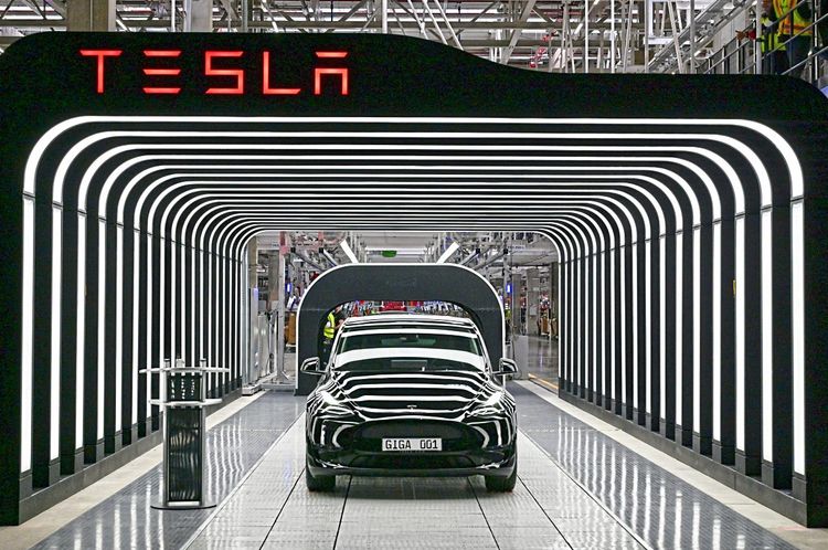 Ein schwarzer Tesla in einer Fabrik