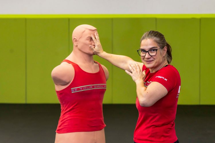 Selbstverteidigungstrainerin Irene Zavarsky zeigt Übungen an einem Dummy 