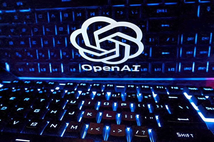 Das Bild zeigt eine gespiegelte Tastatur und das Logo von OpenAI.