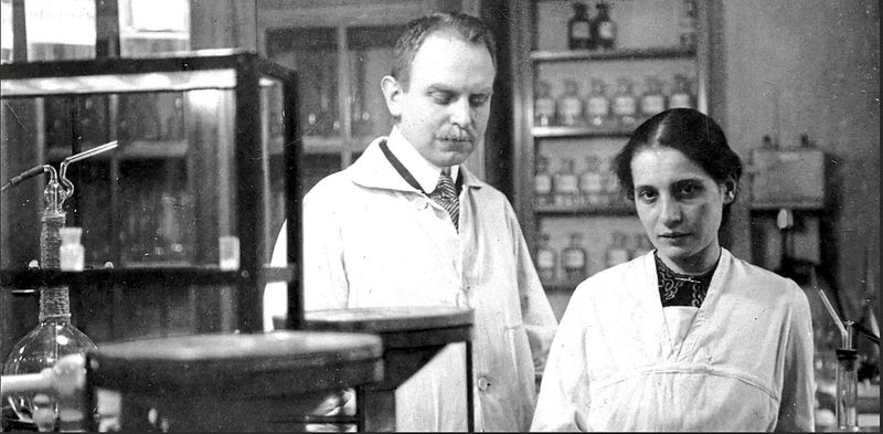 Zehn Männer und eine Frau, die Patin der Atombombe wurde