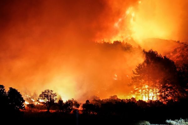 Waldbrand-im-Westen-der-T-rkei-ber-250-Menschen-evakuiert
