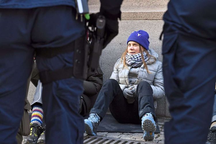 Protestierende sitzen auf Stiegen vor Schwedens Parlament in Stockholm.