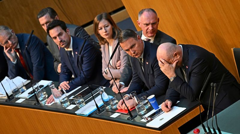 Spart die Regierung nur bei anderen oder auch bei sich selbst?