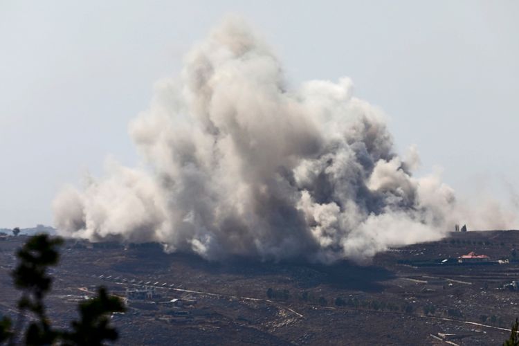 Dicker Rauch steigt nach einem israelischen Angriff auf die Stadt Kfar Tebnit in der Provinz Nabatieh im Süden des Libanon am 3. September 2026 auf. Der Angriff erfolgte trotz einer geltenden Waffenruhe. Hügeliges Gelände und einige Gebäude sind im Hintergrund sichtbar.