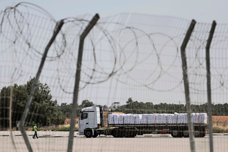 Israel lässt "geringe Mengen" an Hilfe nach Gaza