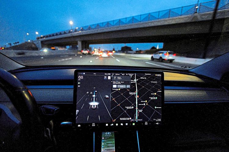 Der Autopilot von Tesla ist auf dem Bildschirm des Fahrzeugcomputers zu sehen.