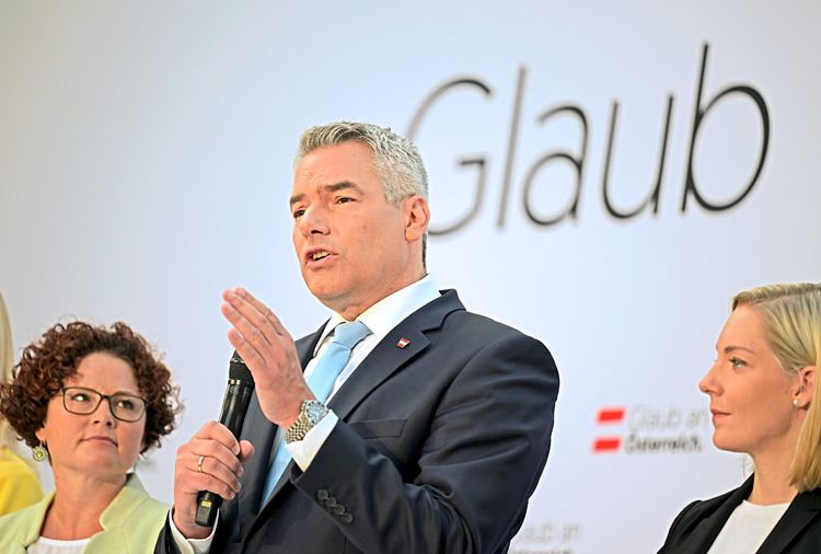 Kanzler Karl Nehammer (ÖVP) mit Kampagnen-Mitstreiterinnen