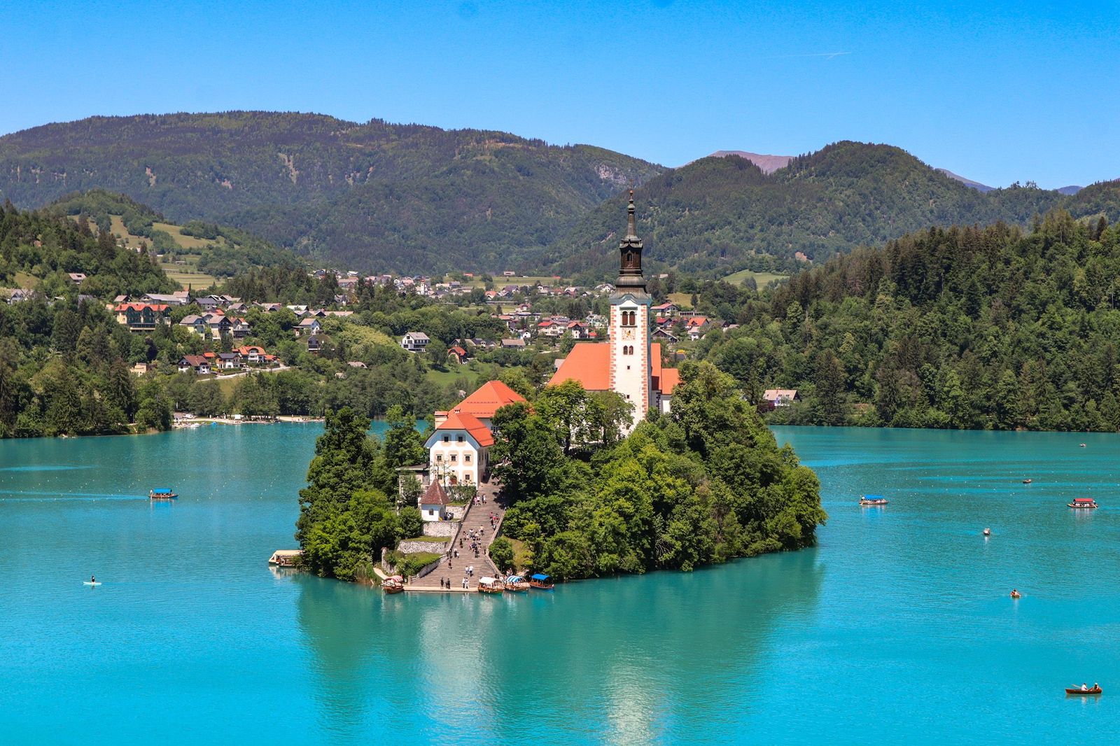 Eine Insel in einem blauen See auf der eine Kirche steht