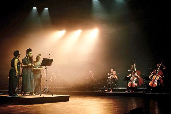 -longing-to-tell-bei-wien-modern-aus-einem-d-steren-n-hk-stchen