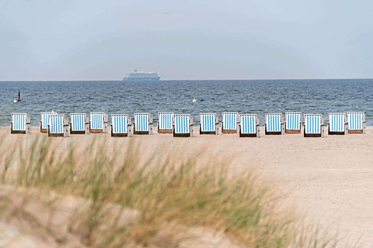 Strandszene aus Rostock-Warnemünde mit Standkörben