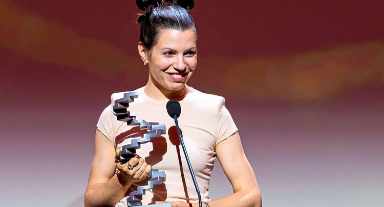 Anja Plaschg mit Trophäe.