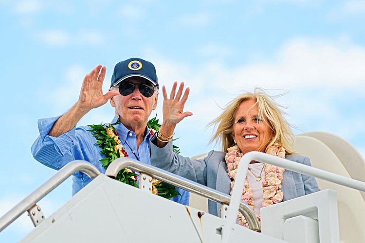 U.S. Präsident Joe Biden und First Lady Jill Biden winken beim Einsteigen ins Flugzeug 