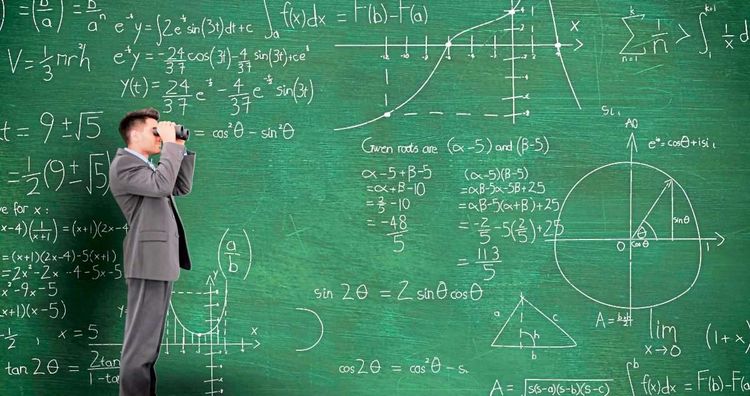 Ein Mann der durch ein Fernglas blickt, vor einer Tafel voller mathematischer Berechnungen und Skizzen.