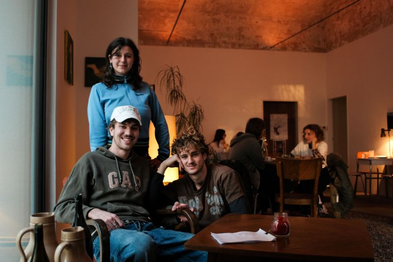 Im Café Schäffin kostet ein Spritzer günstige 2,90 Euro, ein großes Bier 3,90 Euro. Wie geht das?