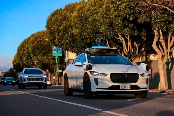 Verkehrsforscher-Waymo-Robotaxis-fahren-deutlich-sicherer-als-Menschen