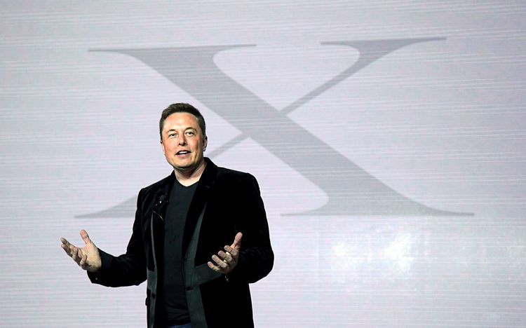 Elon Musk vor dem X-Logo