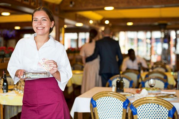 Wie-man-im-Urlaub-Trinkgeld-Fehltritte-vermeidet