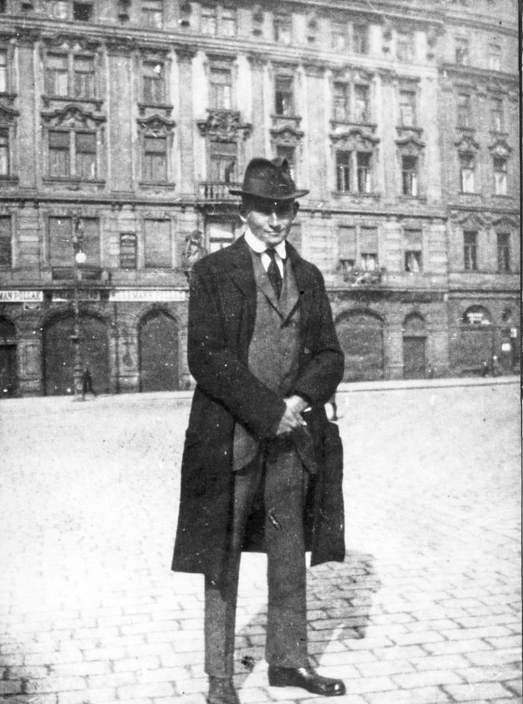 Franz Kafka, der stets knabenhaft wirkende Autor und Beamte der Arbeiter-Unfall-Versicherungsanstalt in Prag, hier etwa 1920 aufgenommen.