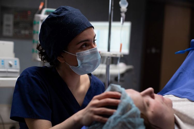 Nalan Arzouni (Mariam Hage) bei ihrer Patientin Kathi (Stefanie Reinsperger).