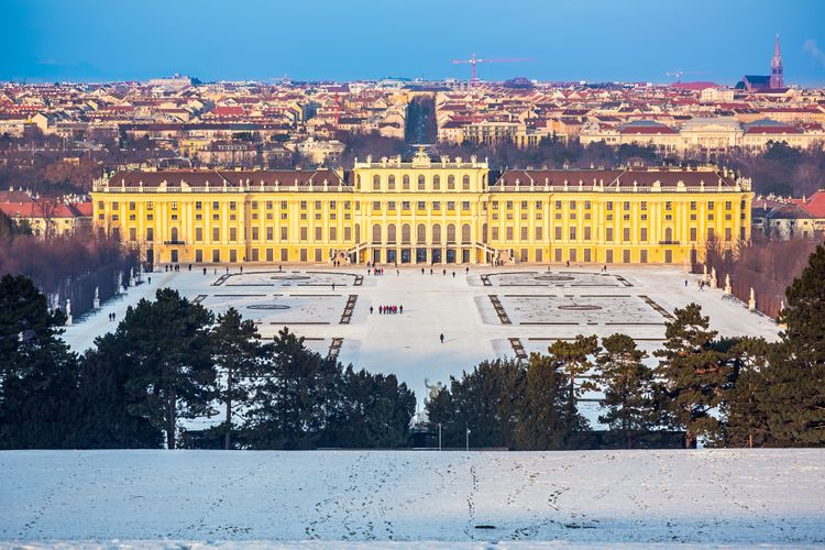 Das Schloss Schönbrunn in Wien, dahinter die Stadt