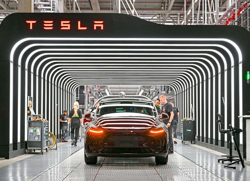 Tesla stellt das Robotaxi in einem Hollywoodstudio vor