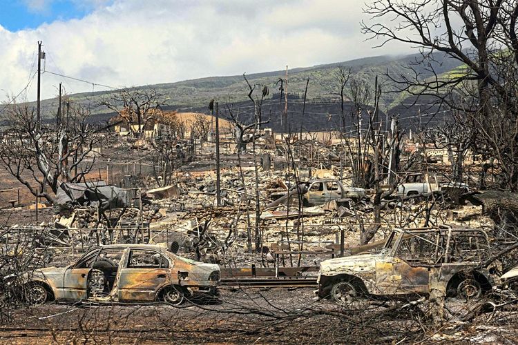 Ausgebrannte Autos und Überreste von Häusern in der Touristenstadt Lahaina auf Maui.