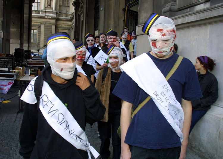 Seit Jahrzehnten wird gegen Burschenschaften demonstriert. So auch 2002, als dieses Foto entstand.