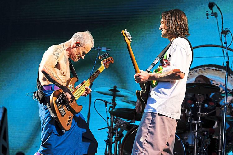 Bassist Michael 'Flea' Balzary und Gitarrist John Frusciante: Trotz Routine sorgten die beiden für ein paar magische Momente.