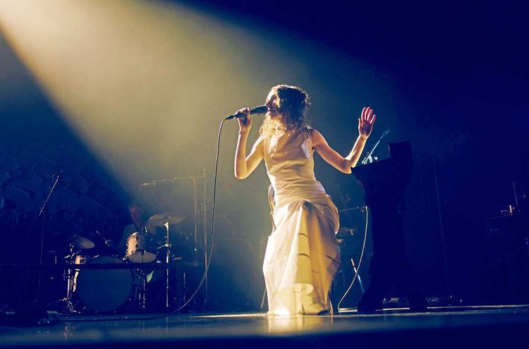 PJ Harvey im Oktober 2023 live im Pariser Olympia.
