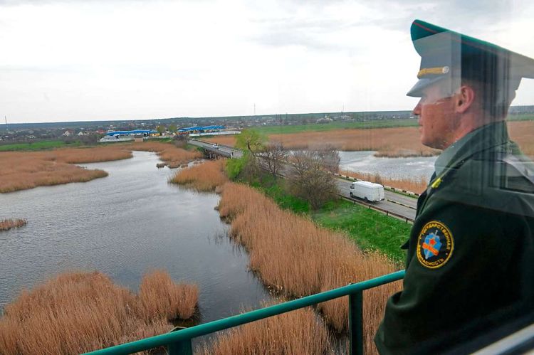 Transnistrischer Polizist schaut auf Grenze.