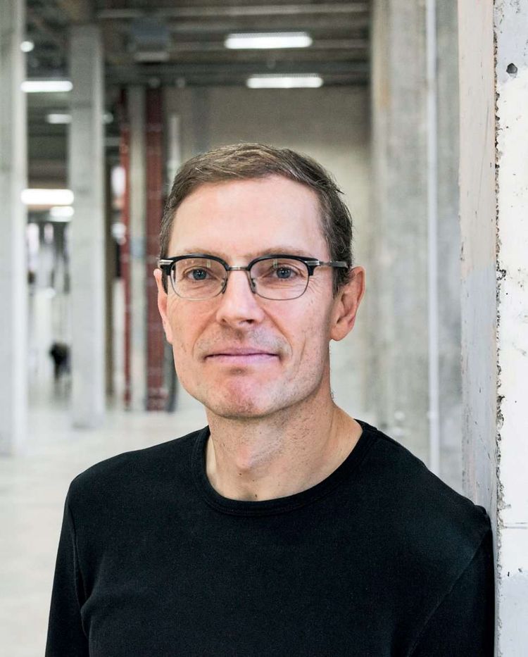 Literaturwissenschafter Martin Puchner mit Brille und einem schwarzen Shirt