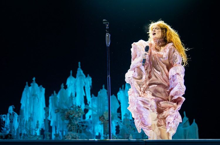 Florence Welch nahm das Linzer Publikum im Sturm - ohne Unterstützung des Himmels.