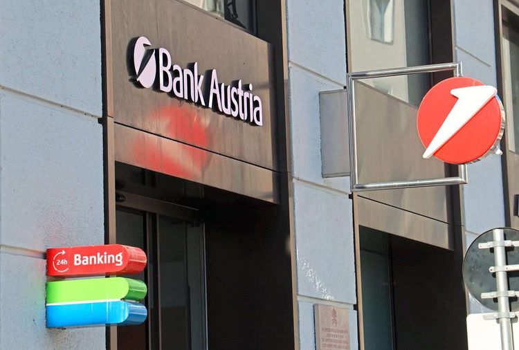 Die Fassade einer Bank-Austria-Filiale mit Bankomat und Unicredit-Logo